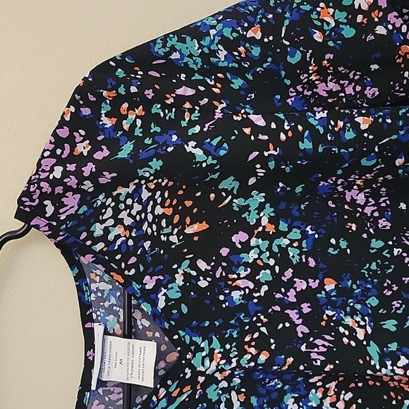 Scrub Star Scrubs | Medium Black w/ Color Splash V Neck 2 Pocket Scrub Top - Picture 3 of 4